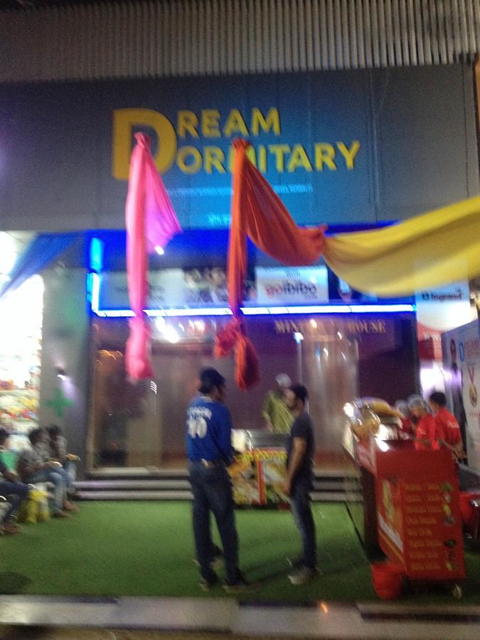 Dream Dormitory Mumbai Exteriör bild